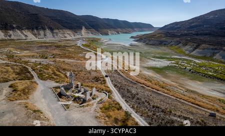 Vue aérienne du réservoir de Kouris près de l'église abandonnée de Saint-Nicolas, district de Limassol, Chypre. Banque D'Images