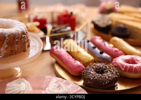 Menu buffet. Différents desserts délicieux sur table, focus sélectif Banque D'Images
