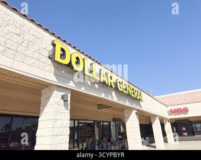 Los Angeles, Californie, États-Unis - 02-01-2023 : une vue d'un panneau de façade de magasin pour le Dollar General. Banque D'Images