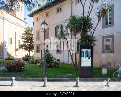 Pise, Italie - 16 octobre 2025 TOTEM d'information publique numérique montrant une image d'une arcade, mélangeant la technologie moderne avec historique urbain toscan Banque D'Images