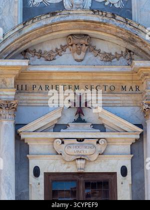 Pise, Italie - 16 octobre 2025 Explorez les détails complexes de la façade historique de l'église ornée de l'éminent symbole de la croix maltaise de l'Ord Banque D'Images