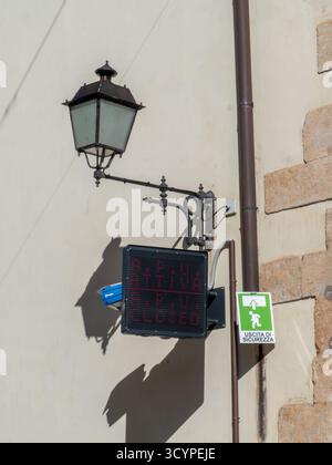 Pise, Italie - 16 octobre 2025 panneau LED ZTL numérique lisant Z.P.U. ATTIVA et FERMÉ monté sur le mur historique Piazza dei Cavalieri dans Pise ensoleillée, Tus Banque D'Images