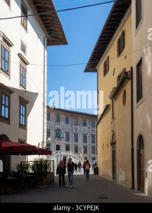 Pise, Italie - 16 octobre 2025 personnes marchant le long d'une rue étroite menant à Piazza dei Cavalieri, architecture historique et atmosphère ensoleillée à tu Banque D'Images