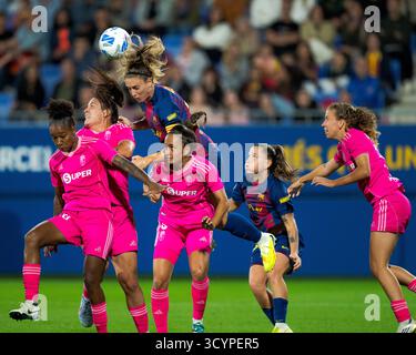 Barcelone, Espagne. 19 octobre 2025. Alexia Putellas (en tête) du FC Barcelone se lance dans une tête lors du match de Liga F entre le FC Barcelone et le Granada CF, au stade Johan Cruyff, Barcelone, Espagne, le 19 octobre 2025. Crédit : Joan gosa/Xinhua/Alamy Live News Banque D'Images