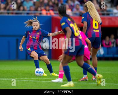 Barcelone, Espagne. 19 octobre 2025. Claudia Pina (G) du FC Barcelone fait une passe lors du match de Liga F entre le FC Barcelone et le Granada CF, au stade Johan Cruyff, Barcelone, Espagne, le 19 octobre 2025. Crédit : Joan gosa/Xinhua/Alamy Live News Banque D'Images