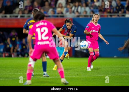 Barcelone, Espagne. 19 octobre 2025. Kika Nazareth (2ème R) du FC Barcelone tire lors du match de Liga F entre le FC Barcelone et le Granada CF, au stade Johan Cruyff, Barcelone, Espagne, le 19 octobre 2025. Crédit : Joan gosa/Xinhua/Alamy Live News Banque D'Images