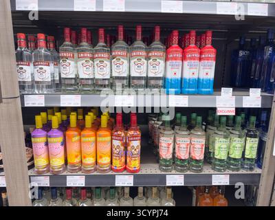 Los Angeles, Californie, États-Unis - 02-01-2023 : une vue de plusieurs étagères dédiées aux bouteilles de vodka Smirnoff, au magasin. Banque D'Images