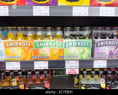 Los Angeles, Californie, États-Unis - 02-01-2023 : une vue de plusieurs packs de 6 boissons glacées Smirnoff, exposées dans une épicerie locale. Banque D'Images
