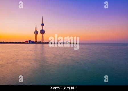 Vue sur la Skyline du Koweït - avec le monument le plus connu de Koweït City - au coucher du soleil Banque D'Images