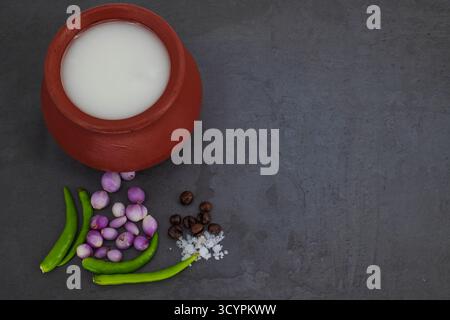 Riz bouilli imbibé pendant la nuit avec de l'eau et servi avec du babeurre comme petit déjeuner appelé palaya soru kanji dans le sud de l'inde. Banque D'Images