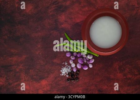 Riz bouilli imbibé pendant la nuit avec de l'eau et servi avec du babeurre comme petit déjeuner appelé palaya soru kanji dans le sud de l'inde. Banque D'Images