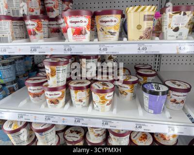 Los Angeles, Californie, États-Unis - 02-01-2023 : une vue de plusieurs étagères dédiées aux cartons de crème glacée Haagen-Dazs, au magasin. Banque D'Images