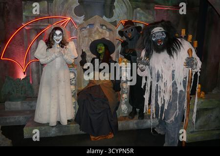 Buena Park, Californie, USA 16 octobre 2025 la mariée, le docteur de la peste de sorcière et monstre à la ferme KnottÕs Scary le 16 octobre 2025 à Buena Park, Californie, USA. Photo de Barry King/Alamy Stock photo Banque D'Images