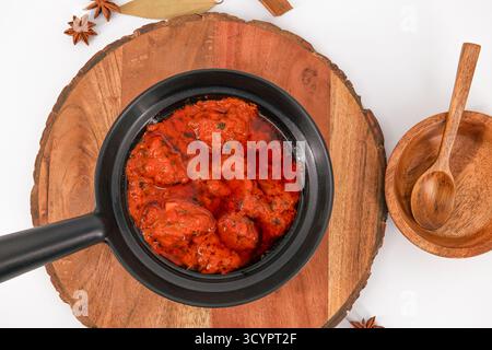 Célèbre recette d'agneau appelé mouton Rogan josh ou agneau rogan josh, curry indien de mouton préparé avec des épices et servi avec riz nature, chapati, roti ou b. Banque D'Images