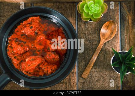 Célèbre recette d'agneau appelé mouton Rogan josh ou agneau rogan josh, curry indien de mouton préparé avec des épices et servi avec riz nature, chapati, roti ou b. Banque D'Images