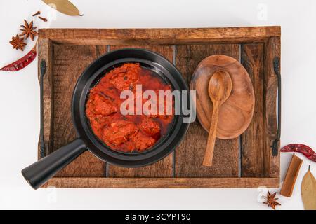 Célèbre recette d'agneau appelé mouton Rogan josh ou agneau rogan josh, curry indien de mouton préparé avec des épices et servi avec riz nature, chapati, roti ou b. Banque D'Images