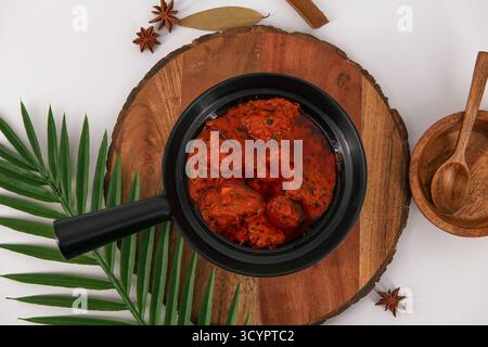 Célèbre recette d'agneau appelé mouton Rogan josh ou agneau rogan josh, curry indien de mouton préparé avec des épices et servi avec riz nature, chapati, roti ou b. Banque D'Images