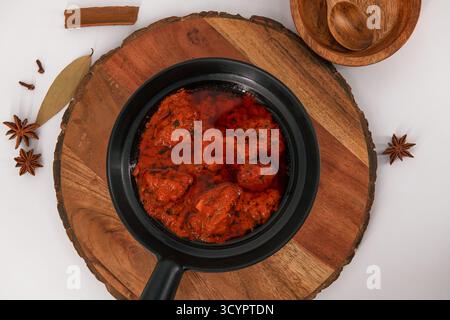 Célèbre recette d'agneau appelé mouton Rogan josh ou agneau rogan josh, curry indien de mouton préparé avec des épices et servi avec riz nature, chapati, roti ou b. Banque D'Images