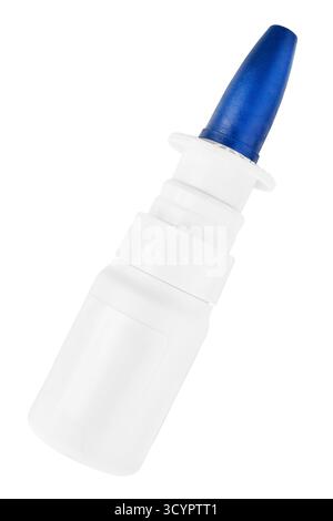Bouteille en plastique de pulvérisation nasale avec bouchon bleu isolé sur fond blanc Banque D'Images
