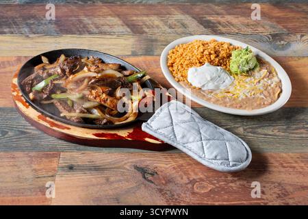 Une vue d'un ordre grisonnant de fajitas. Banque D'Images