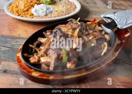 Une vue d'un ordre grisonnant de fajitas. Banque D'Images