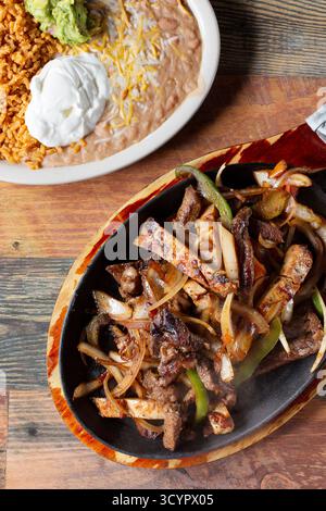 Une vue de haut en bas d'un ordre de fajitas grésillantes. Banque D'Images