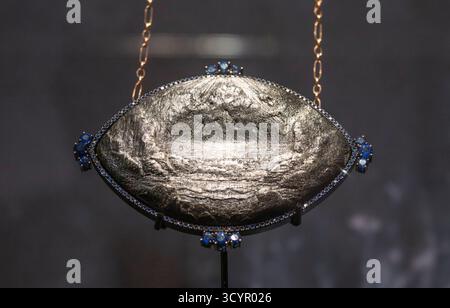 Christie's, Londres, Royaume-Uni. 20 octobre 2025. Natasha Wightman, artiste et créatrice de bijoux britannique, lance sa dernière collection de bijoux, Lost Forests, chez Christie's à Londres, s'inspirant de la beauté des forêts indigènes, des paysages anciens et des côtes en constante évolution. Crédit : Malcolm Park/Alamy Live News Banque D'Images