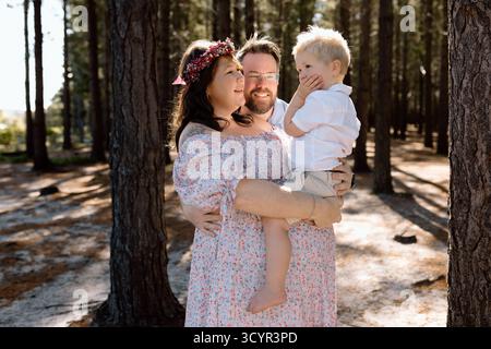 Photos de maternité familiale dans une forêt Banque D'Images
