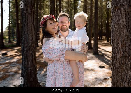 Photos de maternité familiale dans une forêt Banque D'Images