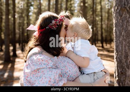Photos de maternité familiale dans une forêt Banque D'Images