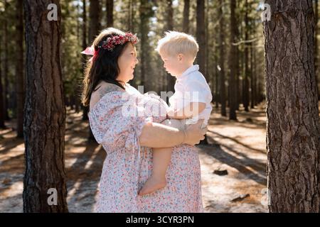 Photos de maternité familiale dans une forêt Banque D'Images