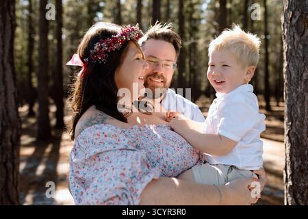 Photos de maternité familiale dans une forêt Banque D'Images