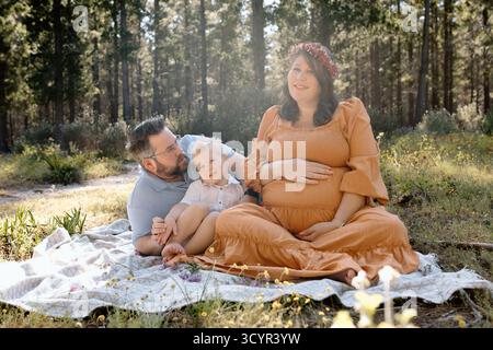 Photos de maternité familiale dans une forêt Banque D'Images