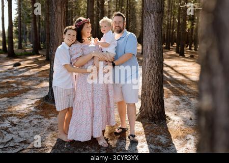 Photos de maternité familiale dans une forêt Banque D'Images