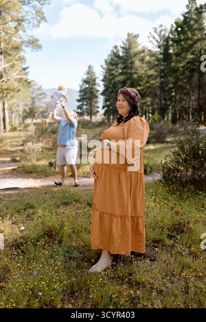 Photos de maternité familiale dans une forêt Banque D'Images