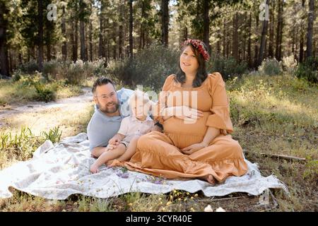 Photos de maternité familiale dans une forêt Banque D'Images