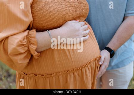 Photos de maternité familiale dans une forêt Banque D'Images
