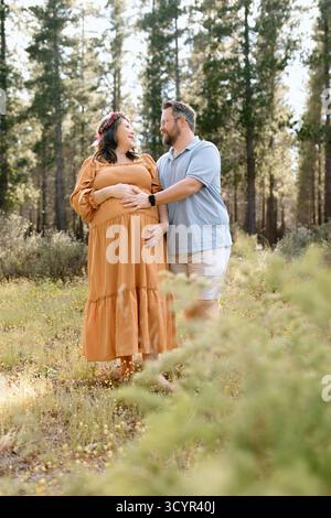 Photos de maternité familiale dans une forêt Banque D'Images