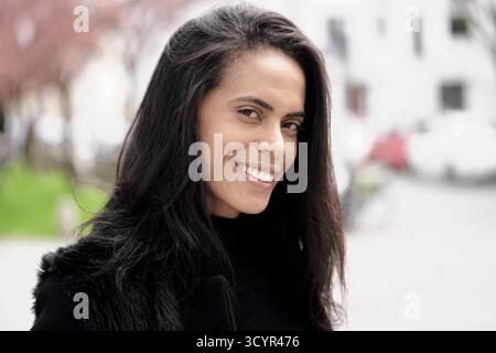 Sourire charité d'une Latina à la peau foncée Banque D'Images