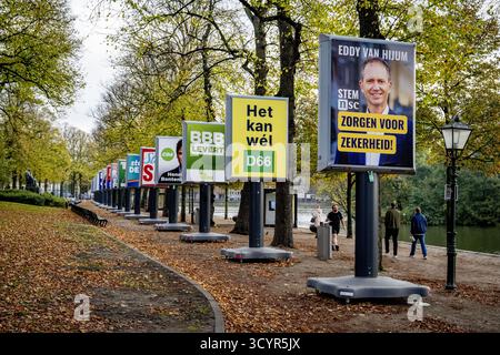 LA HAYE – affiches électorales de divers partis politiques. Les élections législatives anticipées auront lieu le 29 octobre 2025. ANP /HOLLANDSE HOOGTE /ROBIN UTRECHT pays-bas Out - belgique Out Banque D'Images