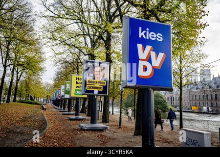 LA HAYE – affiches électorales de divers partis politiques. Les élections législatives anticipées auront lieu le 29 octobre 2025. ANP /HOLLANDSE HOOGTE /ROBIN UTRECHT pays-bas Out - belgique Out Banque D'Images