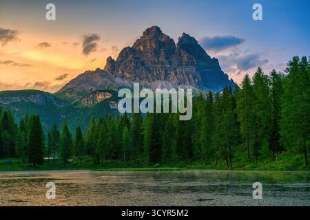 Lac Antorno reflétant les sommets de Tre Cime di Lavaredo dans les Dolomites Banque D'Images