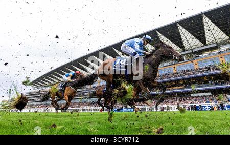 Wemightakedlongway monté par le jockey Dylan Browne McMonagle lors des Qipco British Champions Fillies & Mares Stakes à Ascot Racecourse, Berkshire. Date de la photo : samedi 18 octobre 2025. Banque D'Images