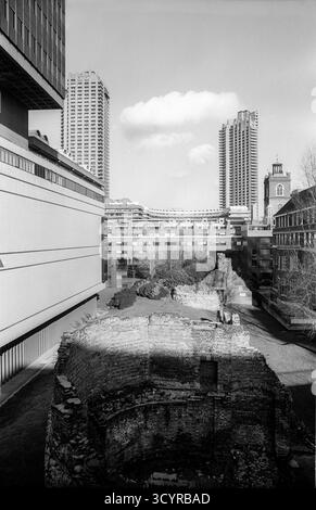 1986 photographie d'archives en noir et blanc du Barbican vu du mur de Londres dans la ville de Londres. La structure au premier plan fait partie du fort romain de Londinium et les deux blocs de tour sont Shakespeare Tower sur la gauche et Cromwell Tower sur la droite. Banque D'Images