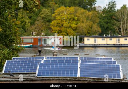 Toit de Houseboat à énergie solaire sur l'eau, concept de vie durable et écologique Banque D'Images