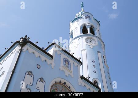 Bratislava, Slovaquie- 3 septembre 2024 : Église de la famille Elizabeth communément connue sous le nom d'Église bleue Banque D'Images