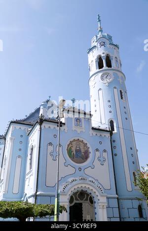 Bratislava, Slovaquie- 3 septembre 2024 : Église de la famille Elizabeth communément connue sous le nom d'Église bleue Banque D'Images