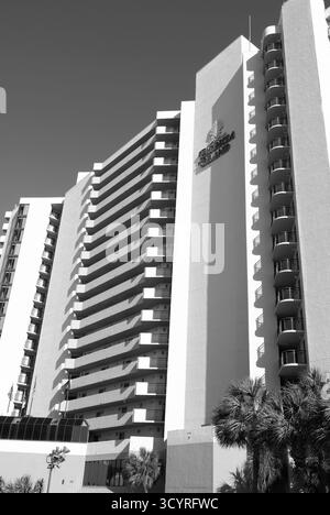 Image en noir et blanc de l'extérieur du Patricia Grand Hotel, Myrtle Beach, Caroline du Sud, États-Unis. Banque D'Images