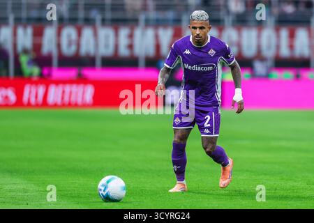 Dodo Domilson Cordeiro dos Santos de l'ACF Fiorentina vu en action lors de la Serie A 2025/26 match de football entre l'AC Milan et l'ACF Fiorentina au stade San Siro de Milan Banque D'Images