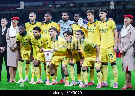 Les joueurs de l'AC Milan s'alignent lors du match de football de Serie A 2025/26 entre l'AC Milan et l'ACF Fiorentina au stade San Siro de Milan Banque D'Images